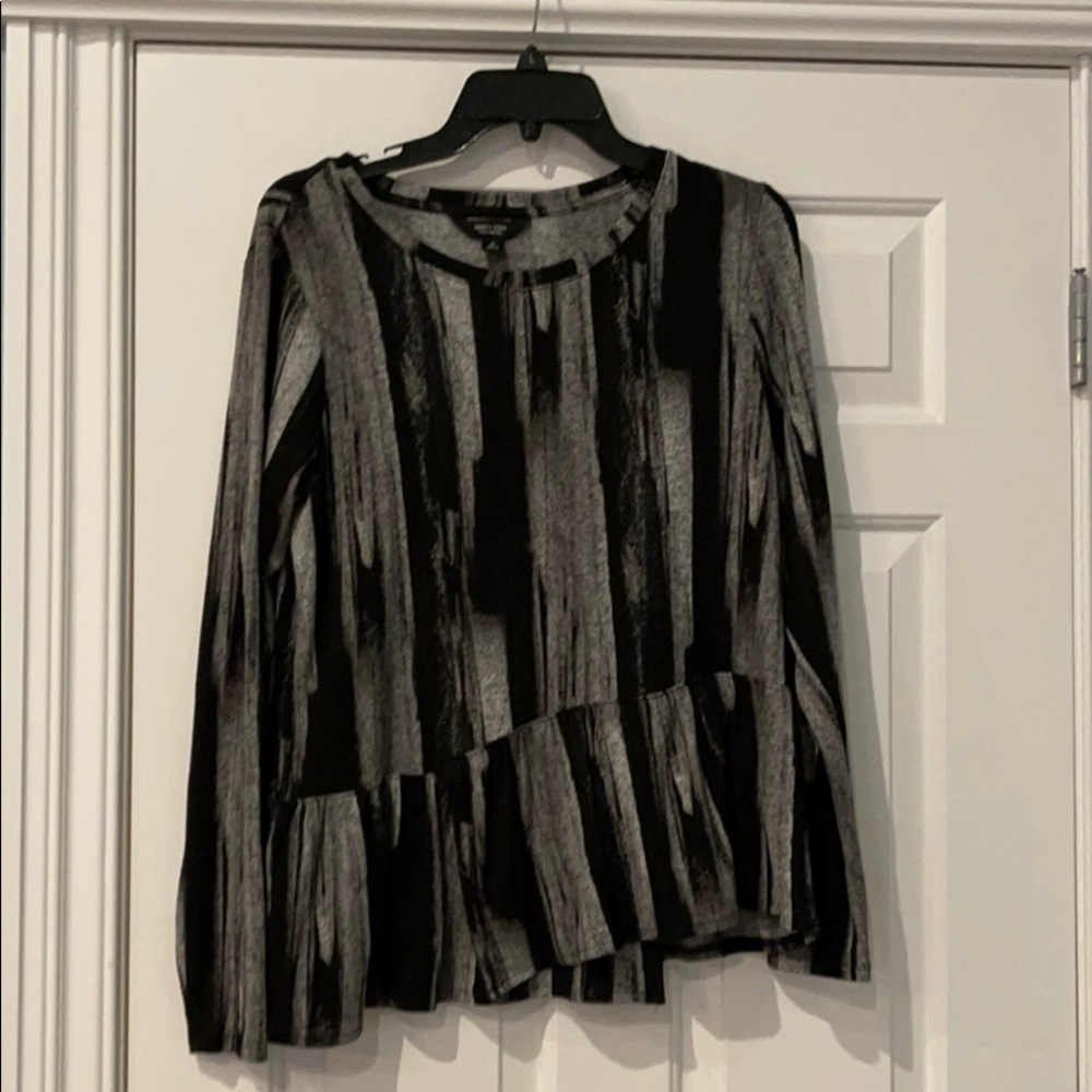 Peplum top size medium by simply Vera NWOT